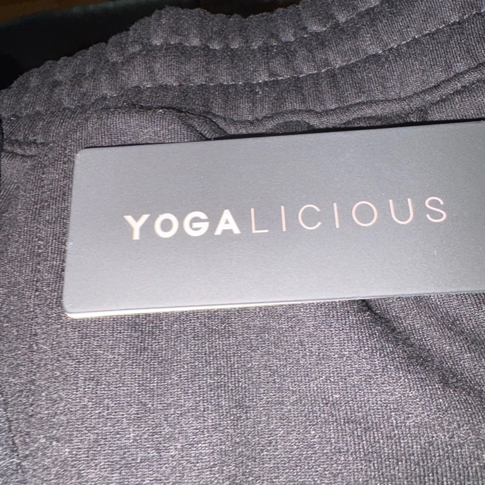 Yogalicious NWT Black Cargo Jogger Pants with Side Pockets - Picture 3 of 3